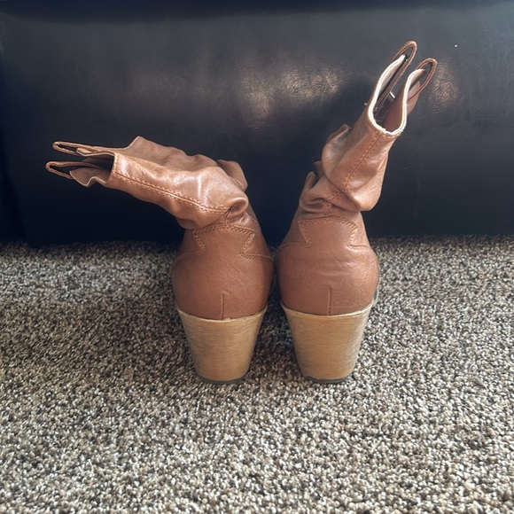 Women’s Heeled Bootie - Picture 2 of 3